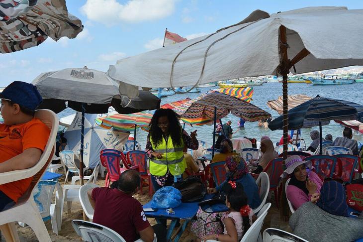 Raising awareness of plastic waste and how to avoid it, on the seafront in Alexandria, Egypt (photo: Banlastic Egypt)