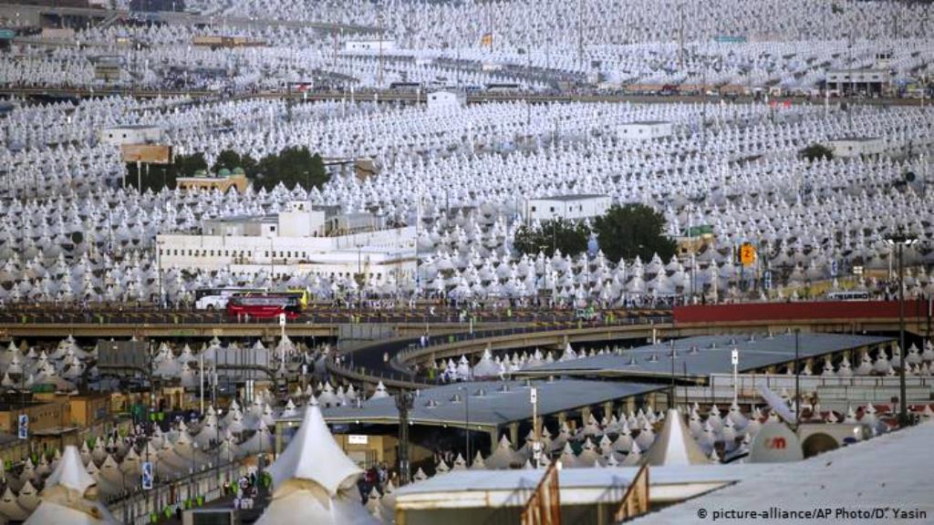 Vor Covid-19: Millionen von Pilgern in der Zeltstadt bei Mina (picture-alliance/AP Photo/D. Yasin)