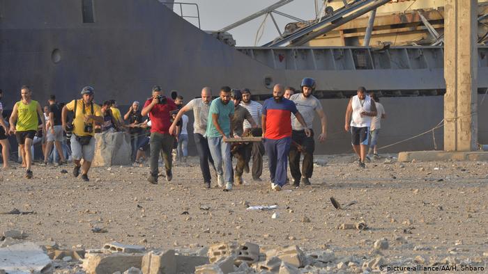 Rescue efforts in Beirut (photo: picture-alliance/AA/H. Shbaro)