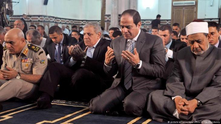 Der ägyptische Präsident Abdul Fattah al-Sisi beim Morgengebet zum Eid al Adha zusammen mit Großimam Ahmed al-Tayeb, Verteidigungsminister Sedky Sobhy und Premierminister Ibrahim Mahlab in der al-Sayeda Safeya Moschee; Foto: picture-alliance/dpa/Office of the Presidency