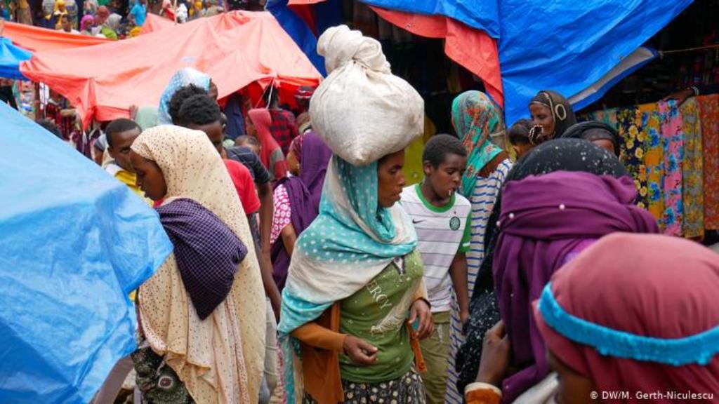 Women carrying bundles at a market (photo: M. Gerth-Niculescu)