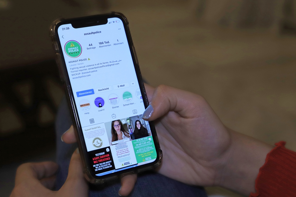 Nutzerin ruft auf einem Handy Einträge auf Assaultpolice ab; Foto: Sherine Arafa