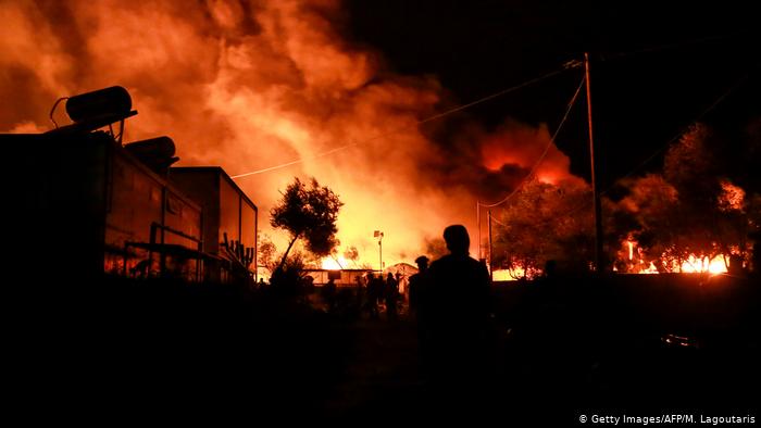 Die Nacht der Brände: In der Nacht zum Mittwoch waren in dem Flüchtlingslager Moria auf der griechischen Insel Lesbos gleich an mehreren Stellen Brände ausgebrochen. Daher gibt es die Vermutung, dass die Brände absichtlich gelegt wurden. Einige Lagerbewohner sprachen von Brandstiftung durch Einheimische. Es gibt aber auch Berichte, nach denen Flüchtlinge selbst die Feuer gelegt haben sollen.