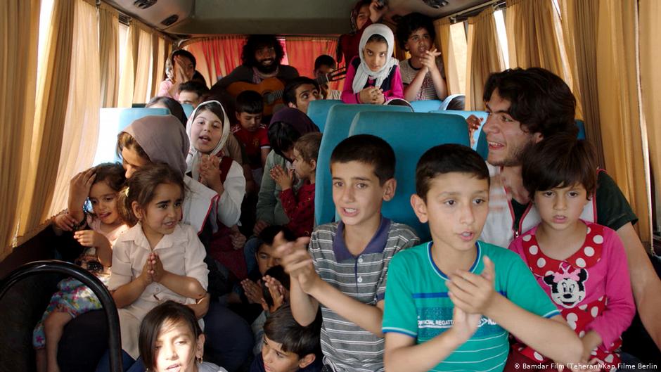 Anwohner auf der Flucht vor dem Hochwasser im Tourbus der Film-Crew; Foto: Bamdar Film (Teheran)/kapFilme Berlin