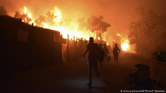 Brennendes Flüchtlingscamp Moria auf Lesbos; Foto: picture-alliance/AP/P.Balaskas