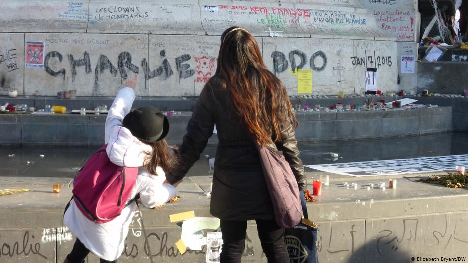 Mahnmal für die Opfer der islamistischen Terroranschläge auf die Redaktion von Charlie Hebdo in Paris; Foto: Elisabeth Bryant/DW