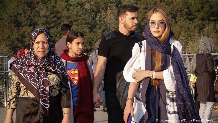 Iranians in Tehran (photo: picture-alliance/Zuma Press/R. Fouladi)