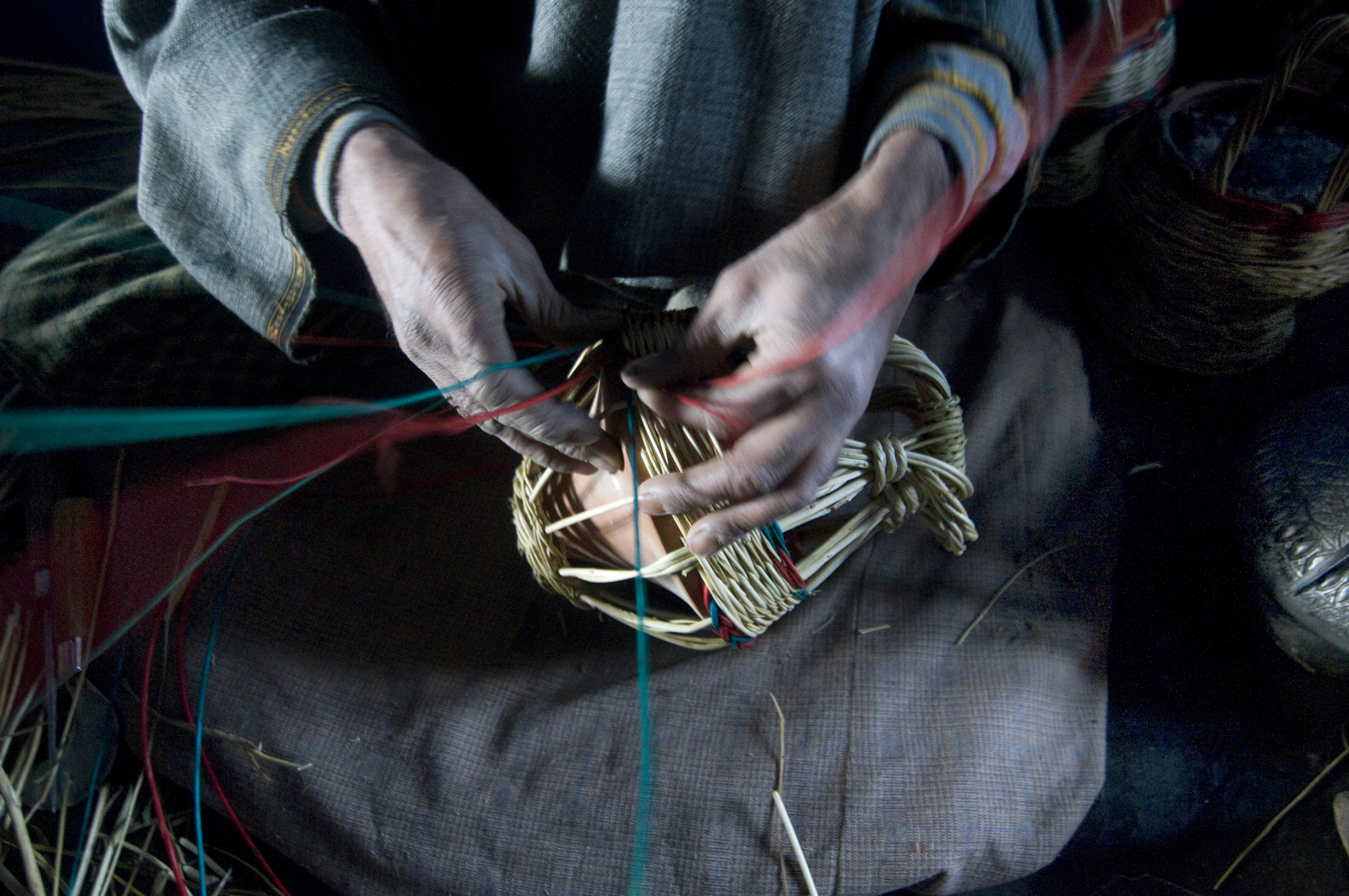 Weaving the outer wicker basket for the kangdi (photo: Sugato Mukherjee)