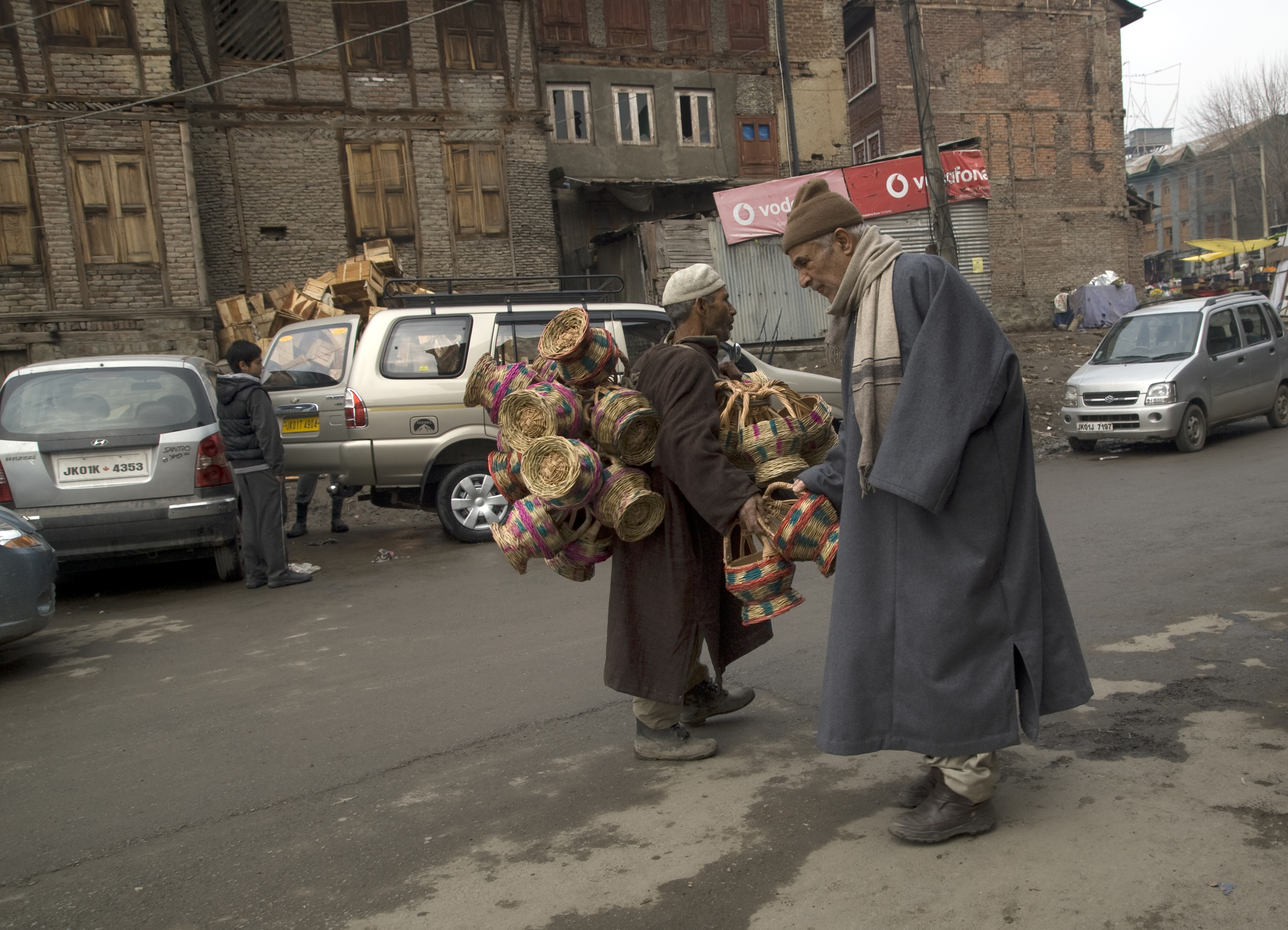 Inspecting a kangdi vendor's wares (photo: Sugato Mukherjee)