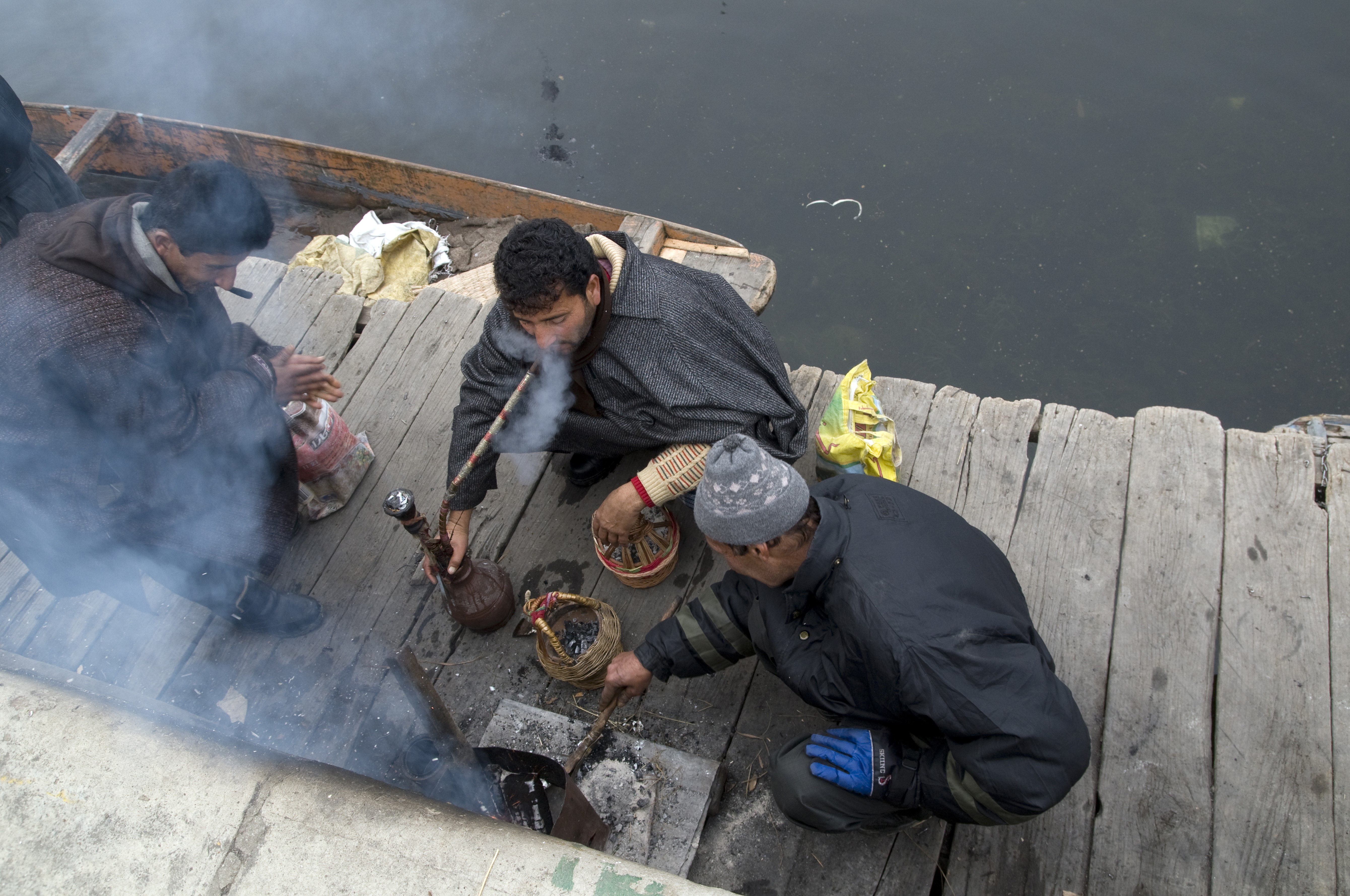 Kashmiri men gather round their kangdis (photo: Sugato Mukherjee)