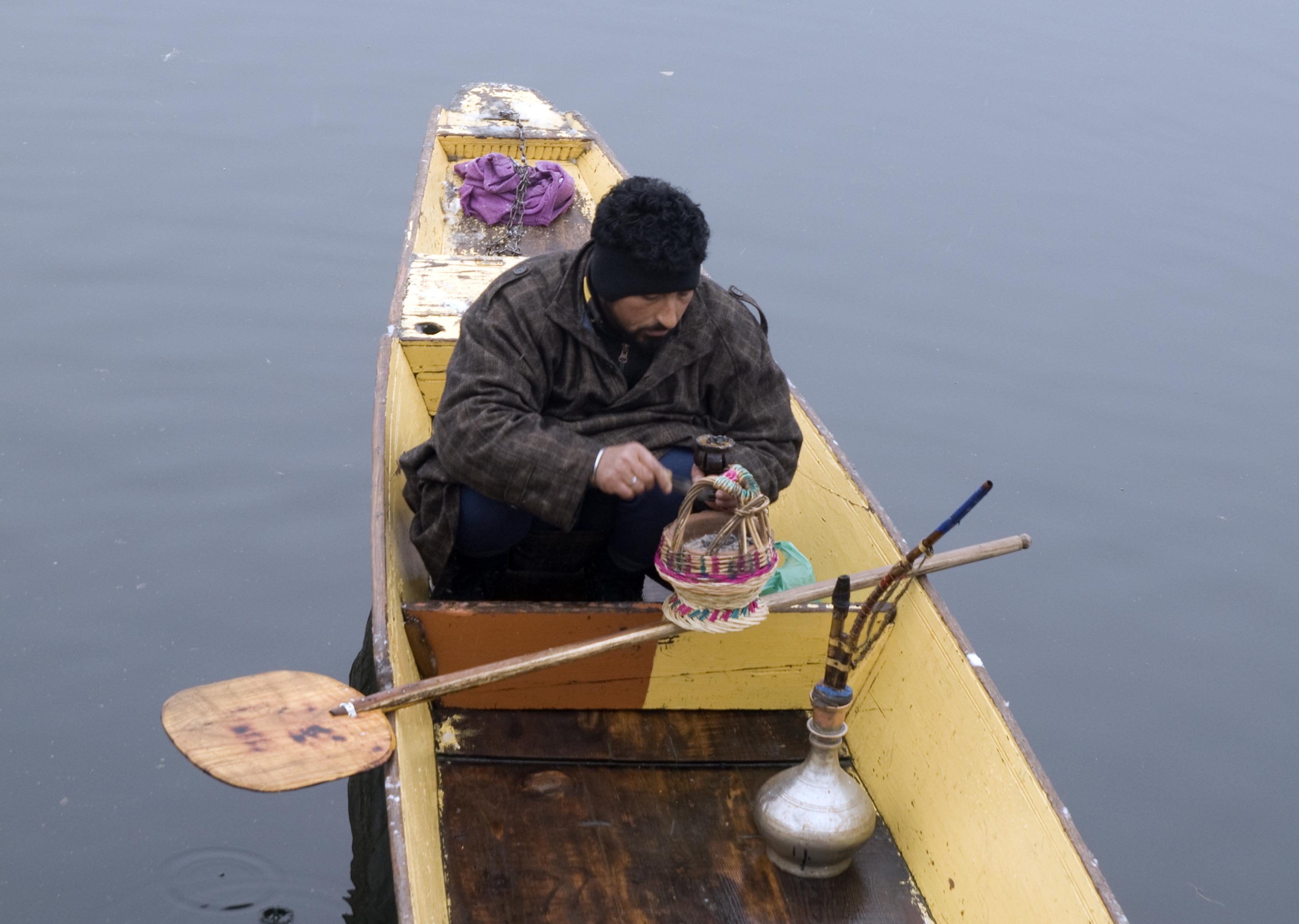 Ein Mann legt eine Ruderpause auf dem eiskalten Wasser des Dal-Sees ein. Foto: Sugato Mukherjee