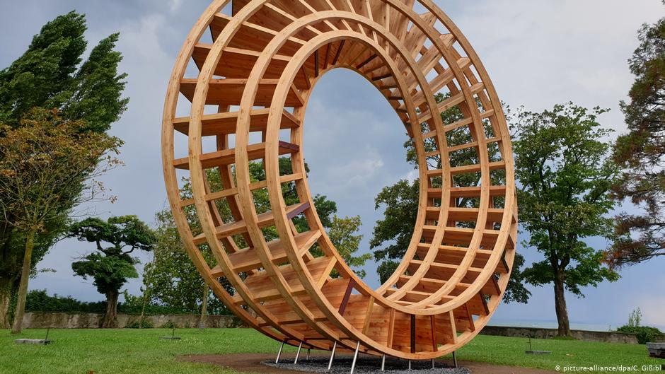 Ring for Peace Holz-Skulptur; Foto: picture-alliance/dpa/C. Gißibl