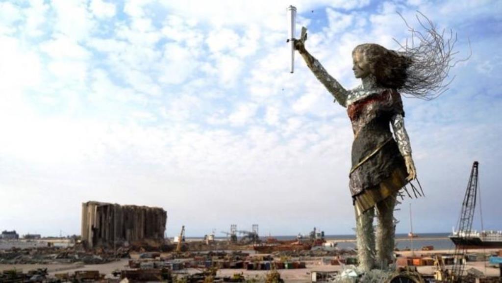 Die libanesische Künstlerin Hayat Nazer hat gegenüber von der Explosionsstelle am Hafen eine Statue aus zerbrochenem Glas, Metall- und Trümmerstücken errichtet. Die Uhr zeigt die Zeit der Explosion an: 18.08 Uhr. 