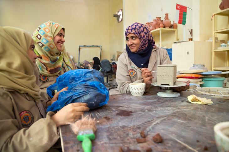 Maryam malt eine Replik einer traditionellen omanischen Aussteuertruhe. Foto: Pascal Mannaerts