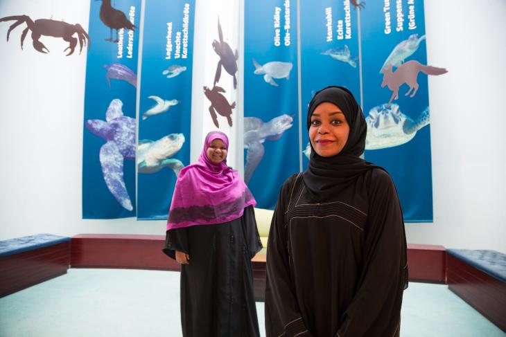 Aïda und Khadija arbeiten im Schildkrötenreservat Ras al Jinz. Foto: Pascal Mannaerts