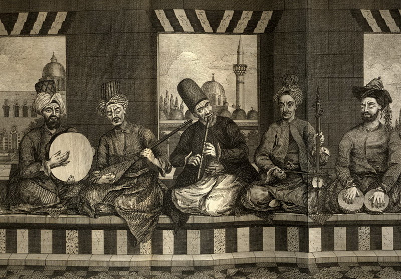 Syrisches Musikband aus dem osmanischen Aleppo, Mitte des 18. Jahrhunderts, von Alex. Russel, M.D. 1794. Die Kammermusik nach dem Leben gezeichnet, wie von Russel beschrieben, "der erste ist ein Türke von niederer Klasse, er schlägt den Diff [Daff]. Die Person neben ihm ist ein gewöhnlicher Christ und spielt die Tanboor. Die mittlere Figur ist ein Derwisch, er spielt die Naie [Nay]. Der vierte ist ein Christ mittleren Ranges, er spielt die Kamangi. Der letzte Mann, er schlägt die Nakara mit den Fingern, um 