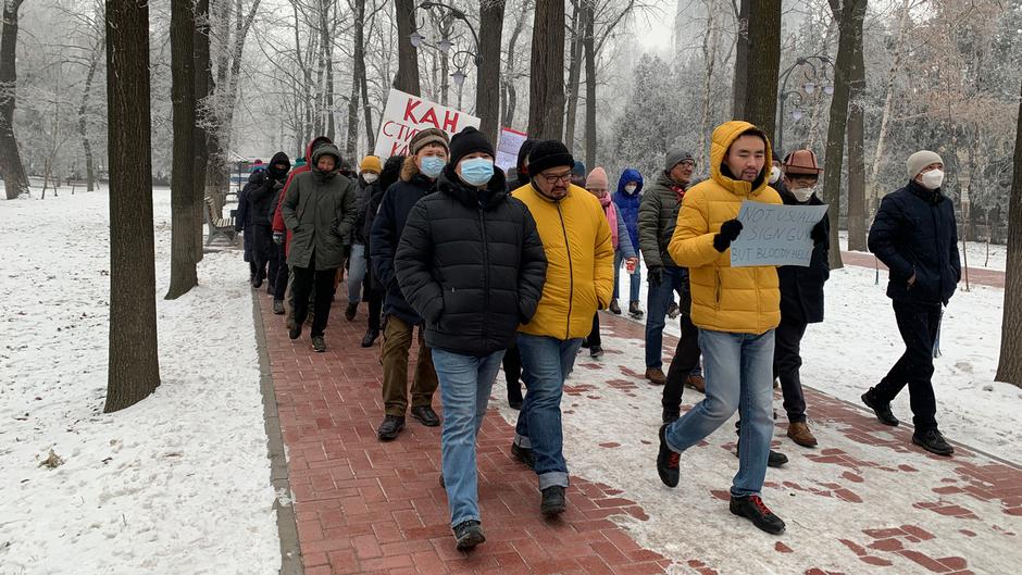 Wahlen in Kirgistan: Die Gegner der Verfassungsänderung sind zahlenmäßig hoffnungslos unterlegen. (Foto: Emily Sherwin/DW) 