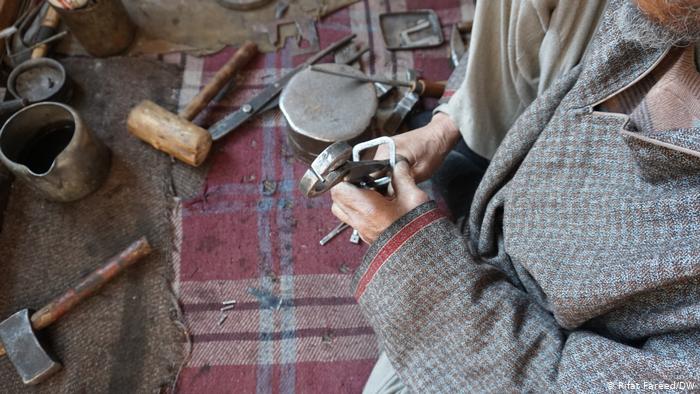 Ghulam Mohiuddin at work making hospital instruments (photo: DW/ Rifat Fareed)