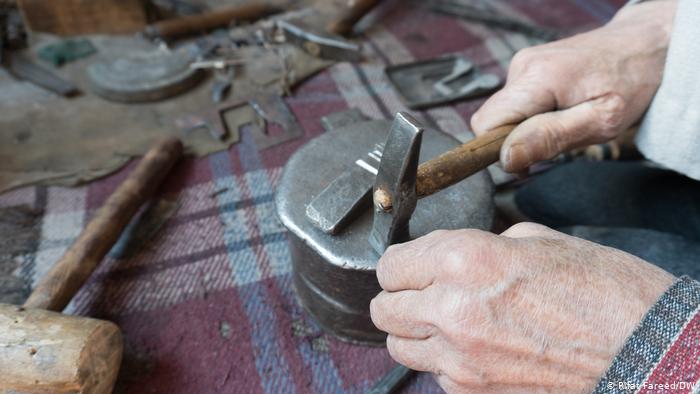 Ghulam Mohiuddin at work making hospital instruments (photo: DW/ Rifat Fareed)