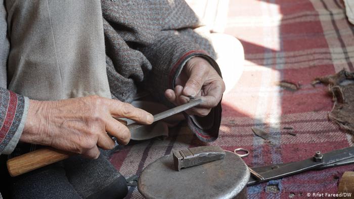 Ghulam Mohiuddin at work making hospital instruments (photo: DW/ Rifat Fareed)