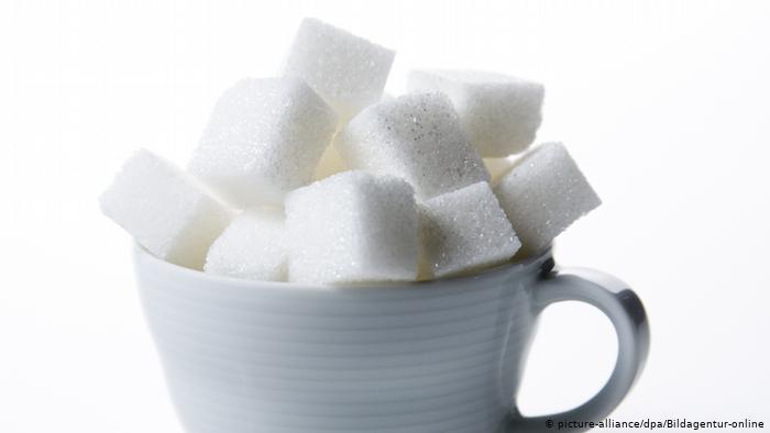 Sugar cubes in a cup (photo: picture-alliance/dpa/Bildagentur-online)