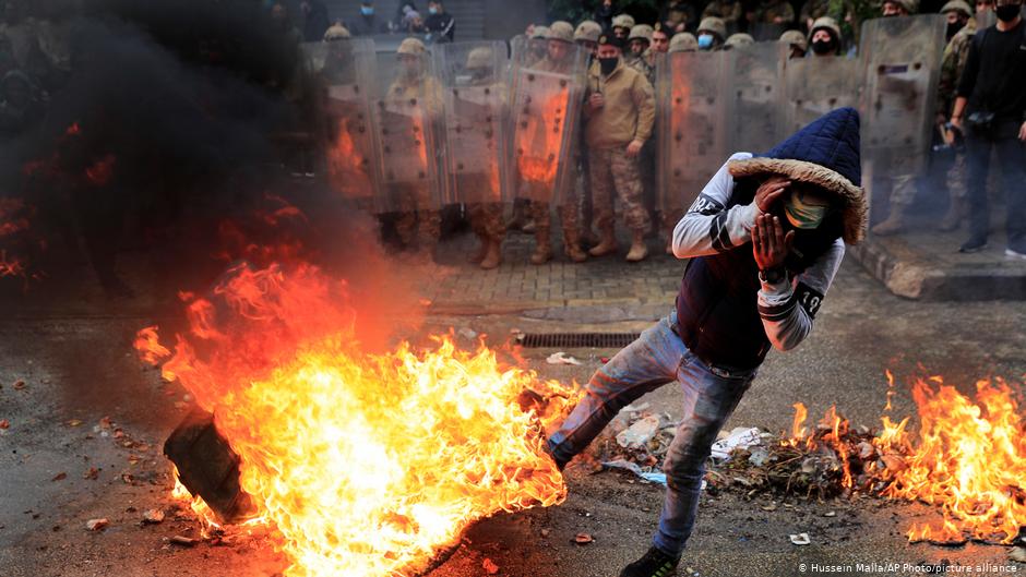 Libanon Corona-Pandemie Protest in Tripoli; Foto: Hussein Malla/AP Photos/picture-alliance