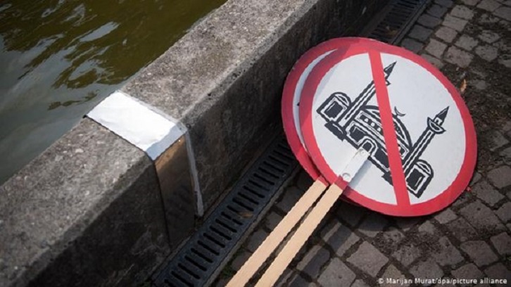 Placards displaying an Islamophobic image (photo: Marijan Murat/dpa/picture-alliance)