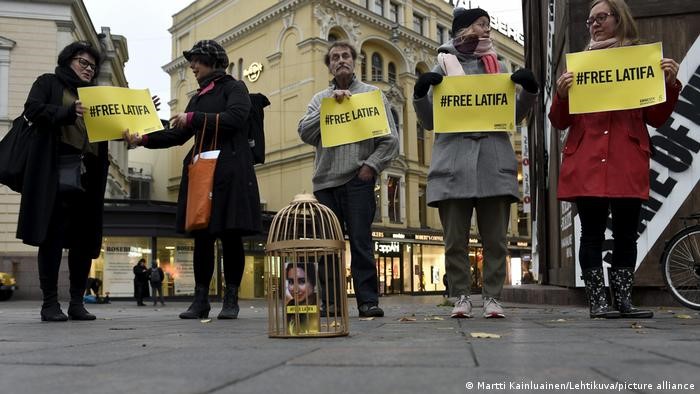 Finnish supporters demonstrate in Helsinki, hoping to raise awareness for Princess Latifa (photo: Martti Kainluainen/Lehtikuval/picture-alliance)