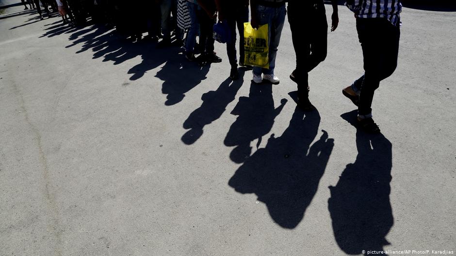 Migranten aus Syrien gehen in Richtung eines Flüchtlingslagers in Kokkinotrimithia, außerhalb der Hauptstadt Nikosia, auf der östlichen Mittelmeerinsel Zypern, 10. September 2017. Foto: AP Photo/Petros Karadjias