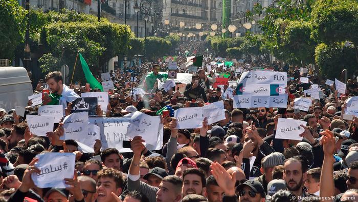 بين مد وجزر - مكتسبات حراك الجزائر الذي دفع بوتفليقة للاستقالة