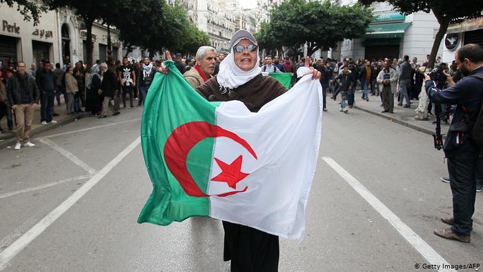 بين مد وجزر - مكتسبات حراك الجزائر الذي دفع بوتفليقة للاستقالة 