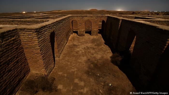 Archaeological site of Ur, view of walls with tall window arches