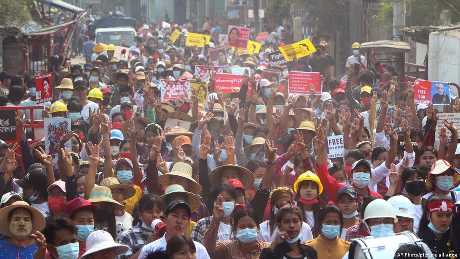 Große Proteste finden täglich in vielen Städten und Gemeinden Myanmars statt.