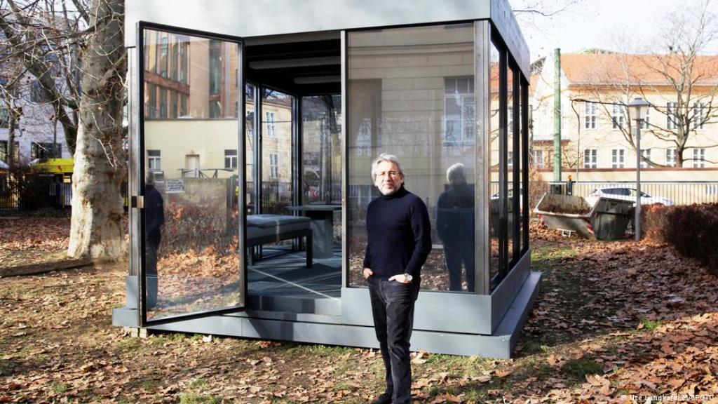 The journalist Can Dundar, who lives in exile in Germany, in front of his installation. The Turkish journalist called his installation for the Maxim Gorki Theatre "Prison of Thoughts" (photo: MAIFOTO / Ute Langkafel )