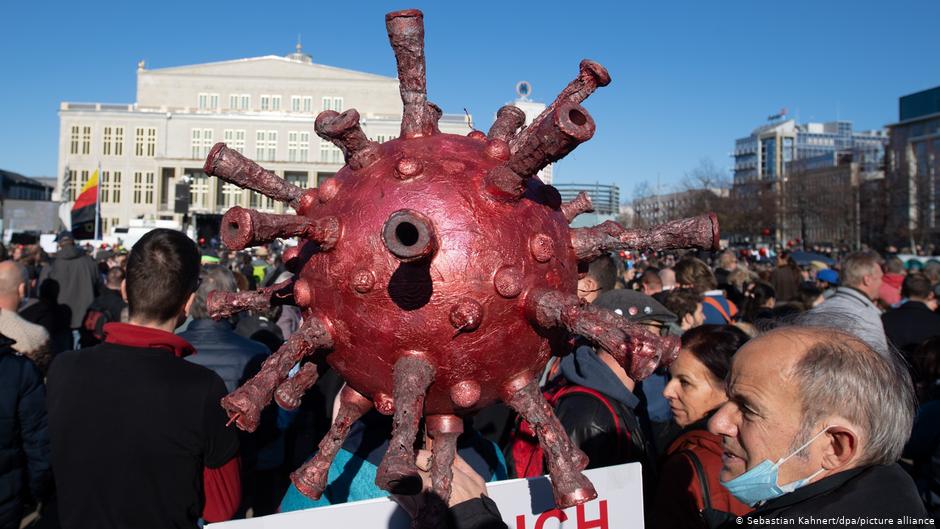 People at a "Querdenker" demonstration in Leipzig (photo: Sebastian Kahnert/dpa/picture-alliance)