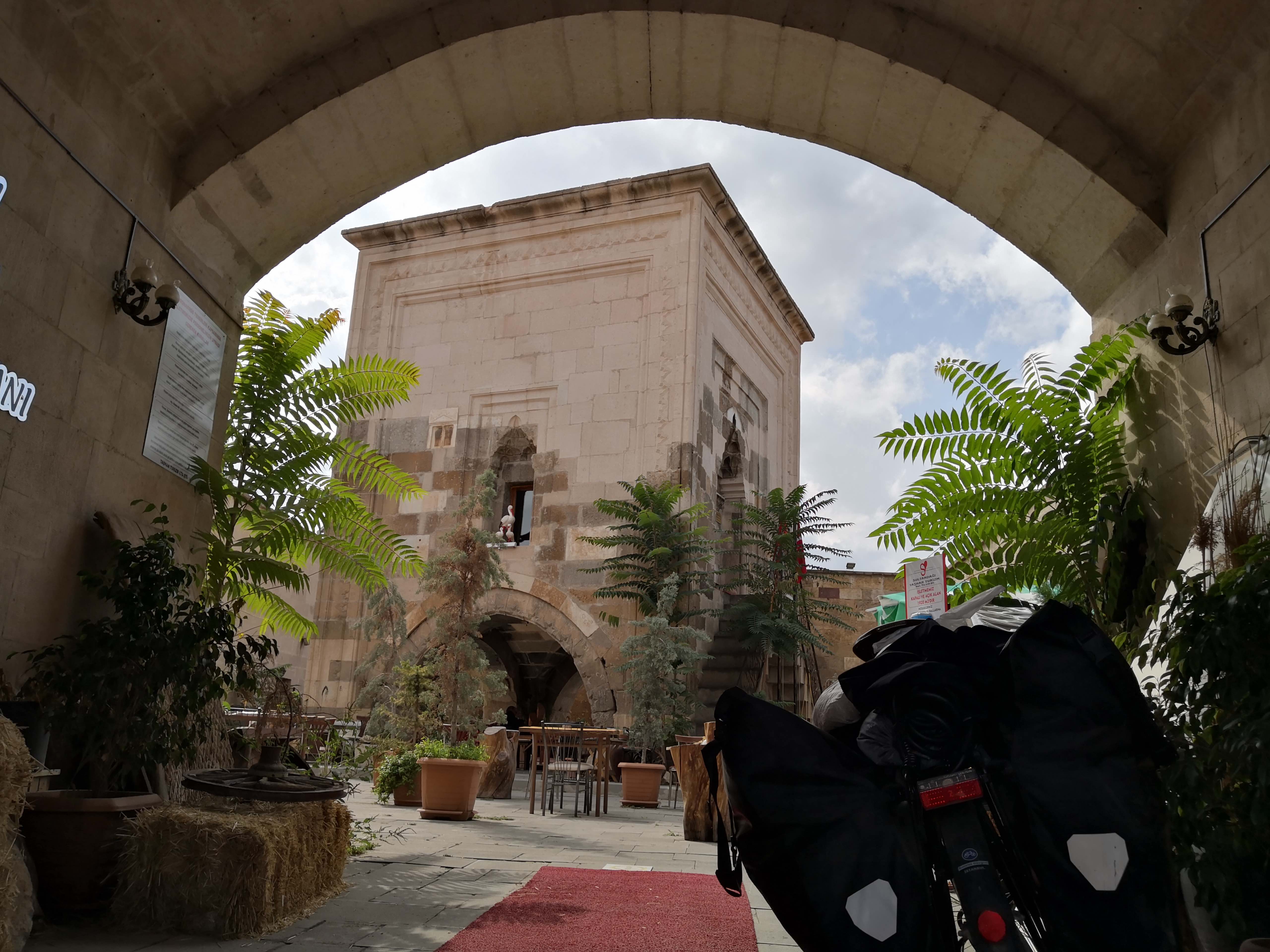 فندق تاريخي واقع بمدينة سلطان داغي الصغيرة بمحافظة أفيون قره حصار. Caravanserai in the little town of Sultandagı in the province Afyonkarahisar (photo: Marian Brehmer)