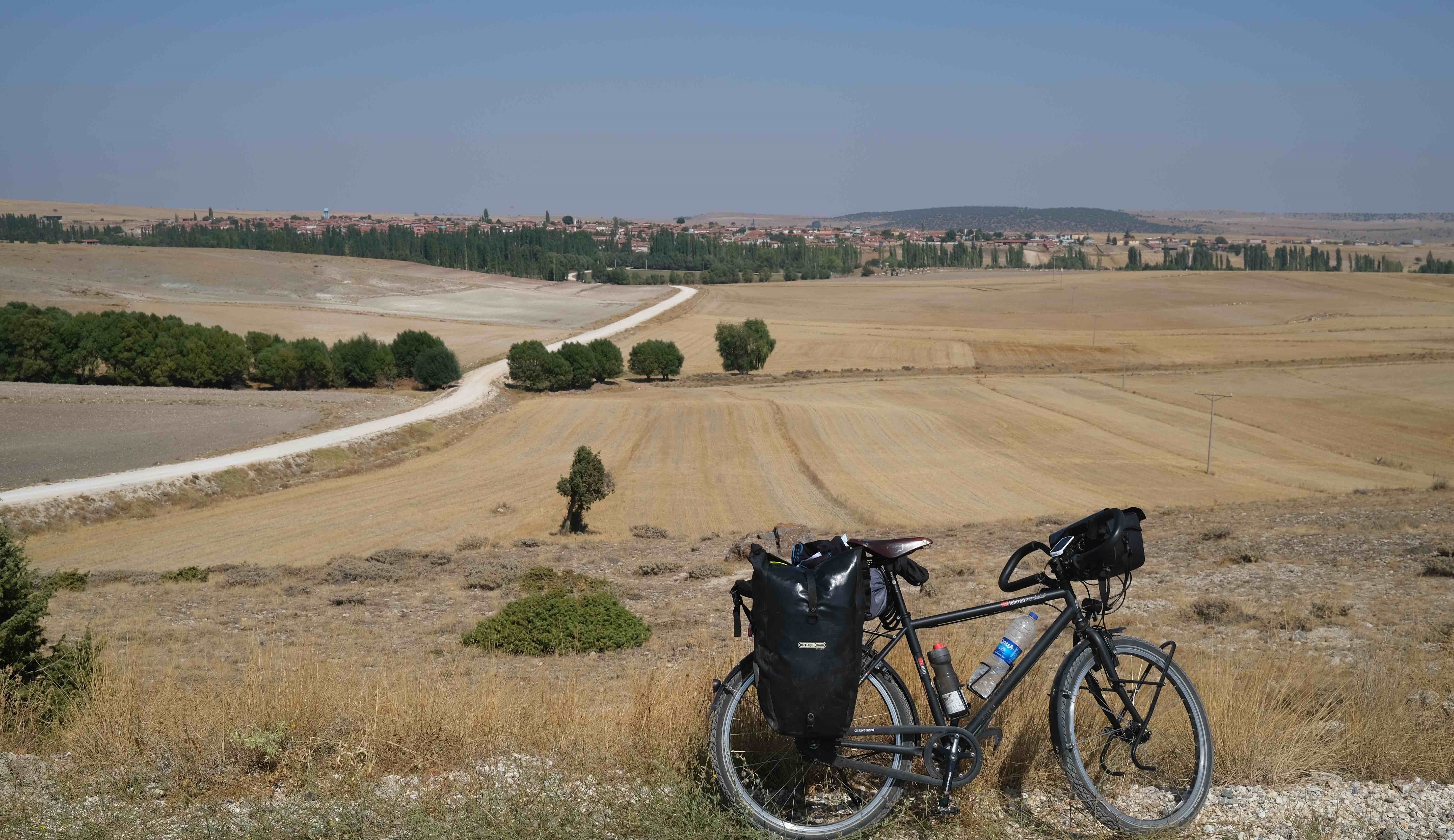 Abgestelltes Fahrrad am Wegesrand am Sufi-Trail; Foto: Marian Brehmer