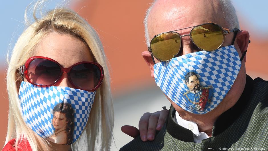 Heimatmasken mit Motiven Sissi und Ludwig II. von Bayern; Foto: picture-alliance/dpa/F. Hornager