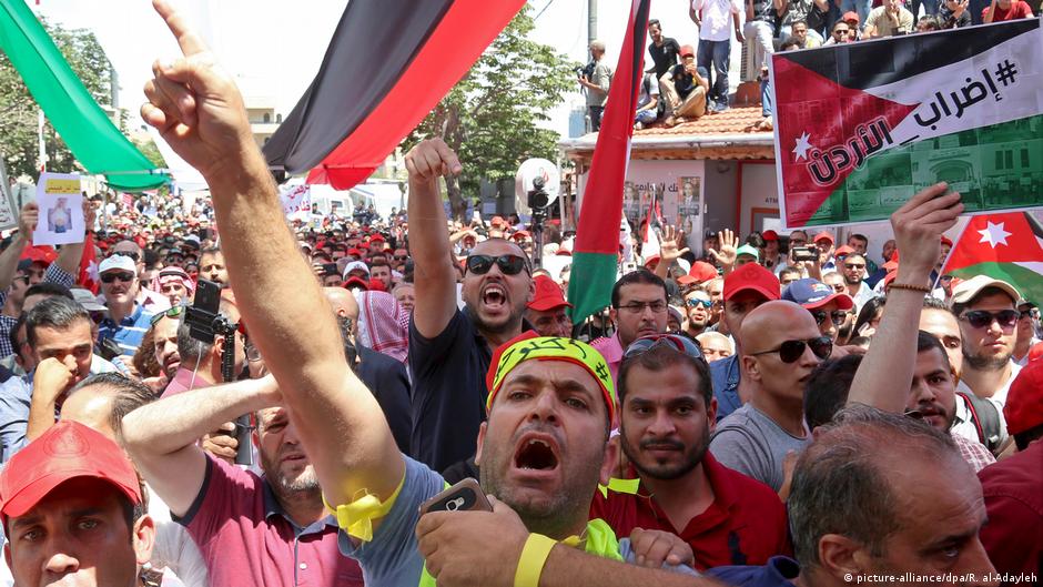 Jordanian riot police and security forces scuffle with protesters trying to breach police lines (photo: picture-alliance/dpa/R. Al-Adayleh)