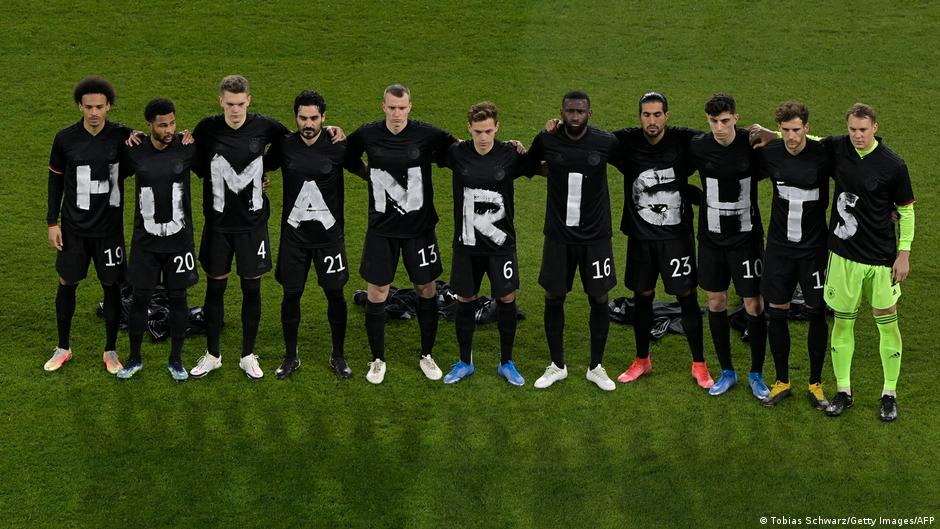 Die deutsche Nationalmannschaft trägt Trikots mit der Aufschrift "Menschenrechte" vor ihrem WM-Qualifikationsspiel gegen Island; Foto: Tobias Schwartz/Getty Images/AFP