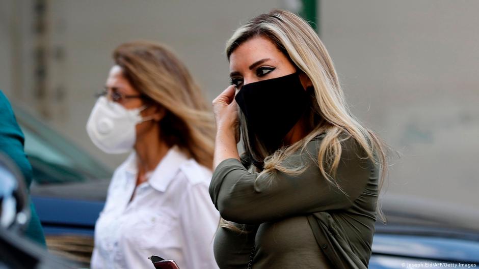 لبنانيتان مرتديتان أقنعة واقية من كورونا في العاصمة بيروت - لبنان.  (photo: Joseph Eid/AFP/Getty Images)