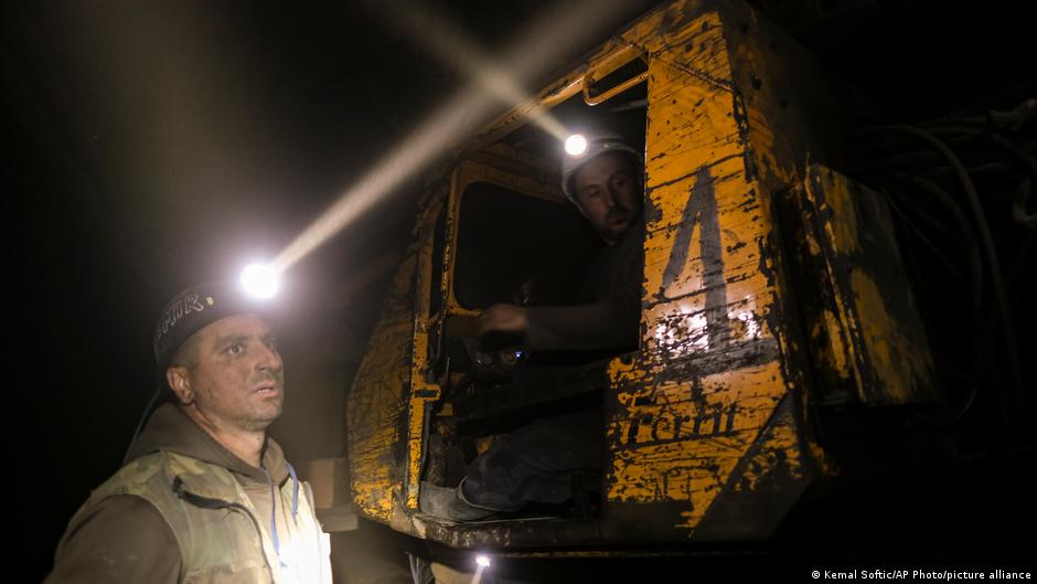 Bosnische Kohlearbeiter arbeiten in einem unterirdischen Tunnel in einem Bergwerk in Zenica, Bosnien, 29. April 2021. Foto: AP Photo/Kemal Softic