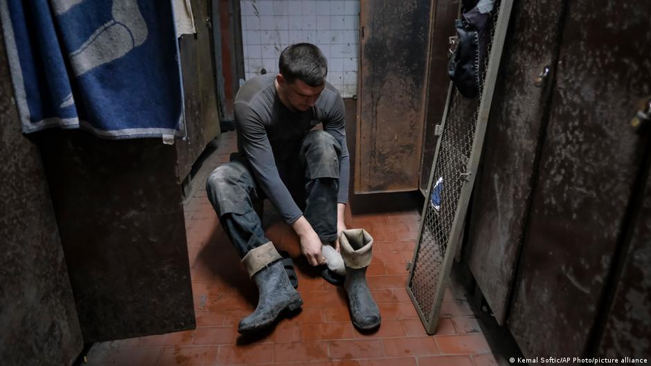 Ein bosnischer Bergarbeiter zieht seine Arbeitskleidung in einem Bergwerk in Zenica, Bosnien, an, 29. April 2021. Foto: AP Photo/Kemal Softic