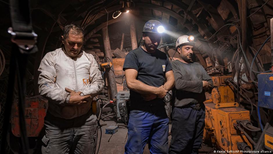 Bosnische Kohlebergleute beten nach dem Fastenbrechen unter Tage in einem Bergwerk in Zenica, Bosnien, 29. April 2021. Foto: AP Photo/Kemal Softic