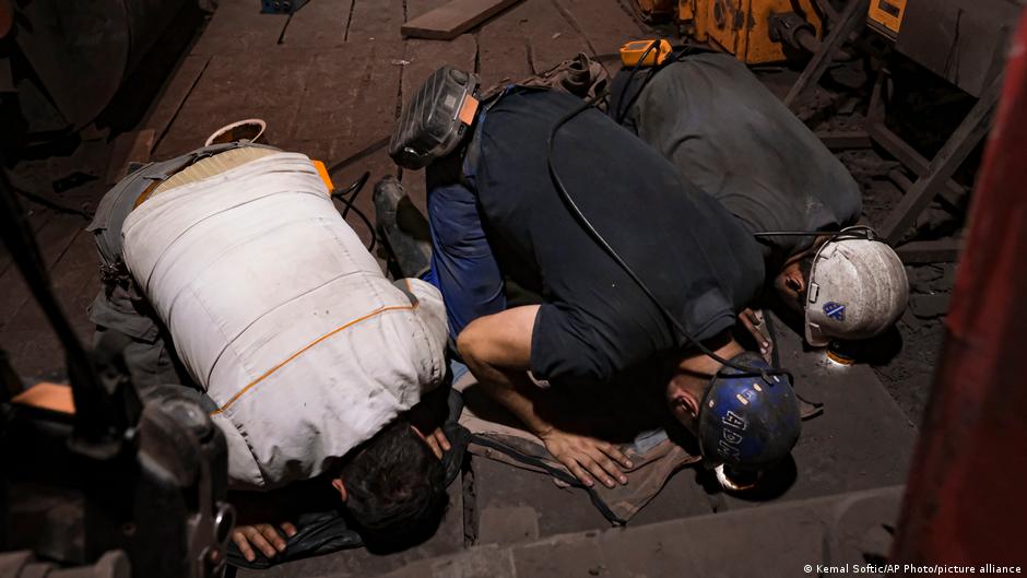 Bosnische Kohlebergleute beten nach dem Fastenbrechen unter Tage in einem Bergwerk in Zenica, Bosnien, 29. April 2021. Foto: AP Photo/Kemal Softic