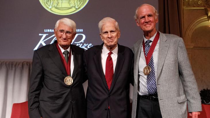 Der deutsche Philosoph und Soziologe Jürgen Habermas (l.) und sein kanadischer Kollege Charles Taylor (r.) wurden am 29. September 2015 in Washington gemeinsam mit dem John W. Kluge Preis ausgezeichnet. Der Preis gilt als höchste Ehrung für ein philosophisches Lebenswerk und ist mit 1,5 Millionen US-Dollar dotiert. (Foto: Shawn Miller)