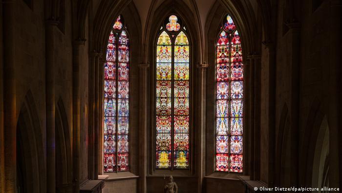 Galeriebilder | Eine Künstlerin aus Afghanistan gestaltet Kirchenfenster:  Frau Maqsoodis Gespür für Licht. (Foto: Manja Wolff/DW) 