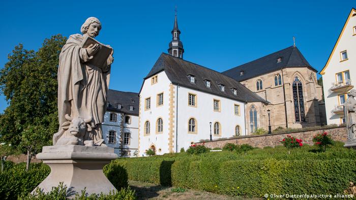 Gallery Images | Muslim artist designs stained glass windows for German abbey (photo: Manja Wolff/DW)