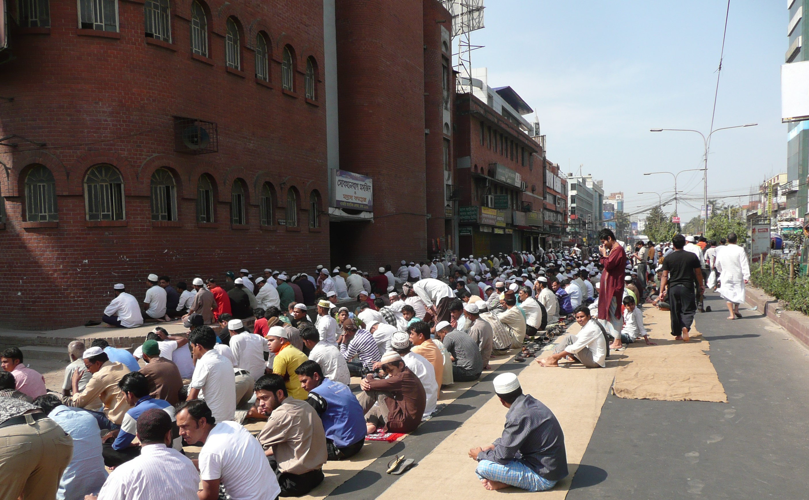 Mosque on Mirpur Road in Dhaka (photo: Dominik Muller)