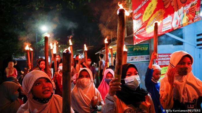 Muslim children in Jakarta parade with torches